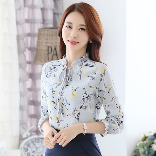 Áo voan và chân váy zip đang là sự lựa chọn số 1 của những cô nàng công sở