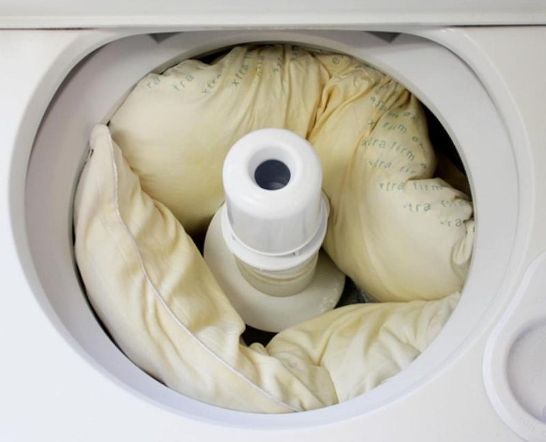Cách giặt ruột gối bị mốc