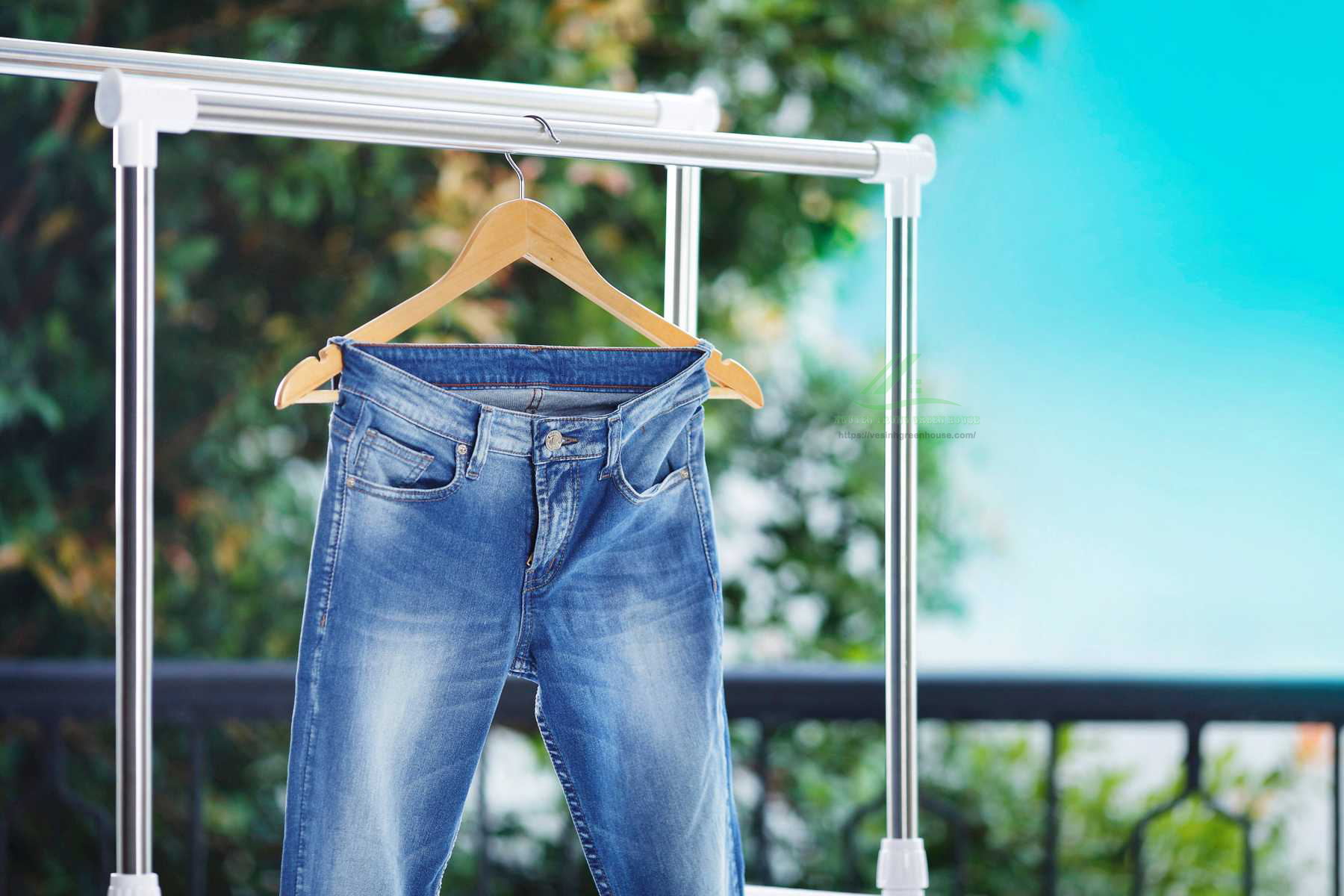 Tại sao quần áo phơi nắng lại nhanh bị bạc màu?